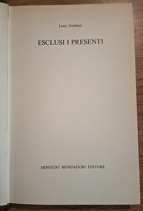 Luca Goldoni - ESCLUSI I PRESENTI - Milano, Arnoldo Mondadori Editore, 1973 - immagine 2